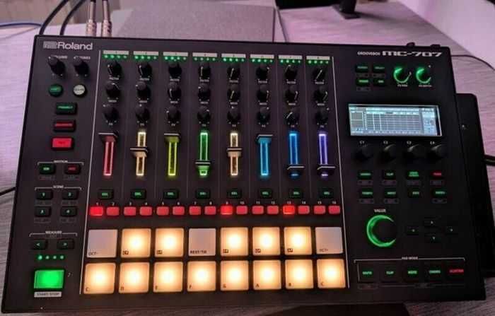 Roland MC 707 Groovebox