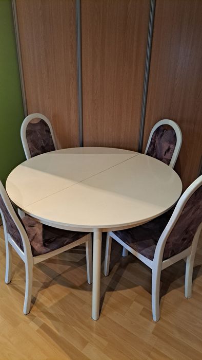 Sprzedam stół z krzesłami, oraz stolik.Meble używane  do odświeżenia.