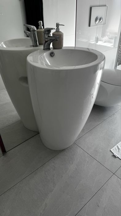 Zlew ,umywalka stojaca z baterią