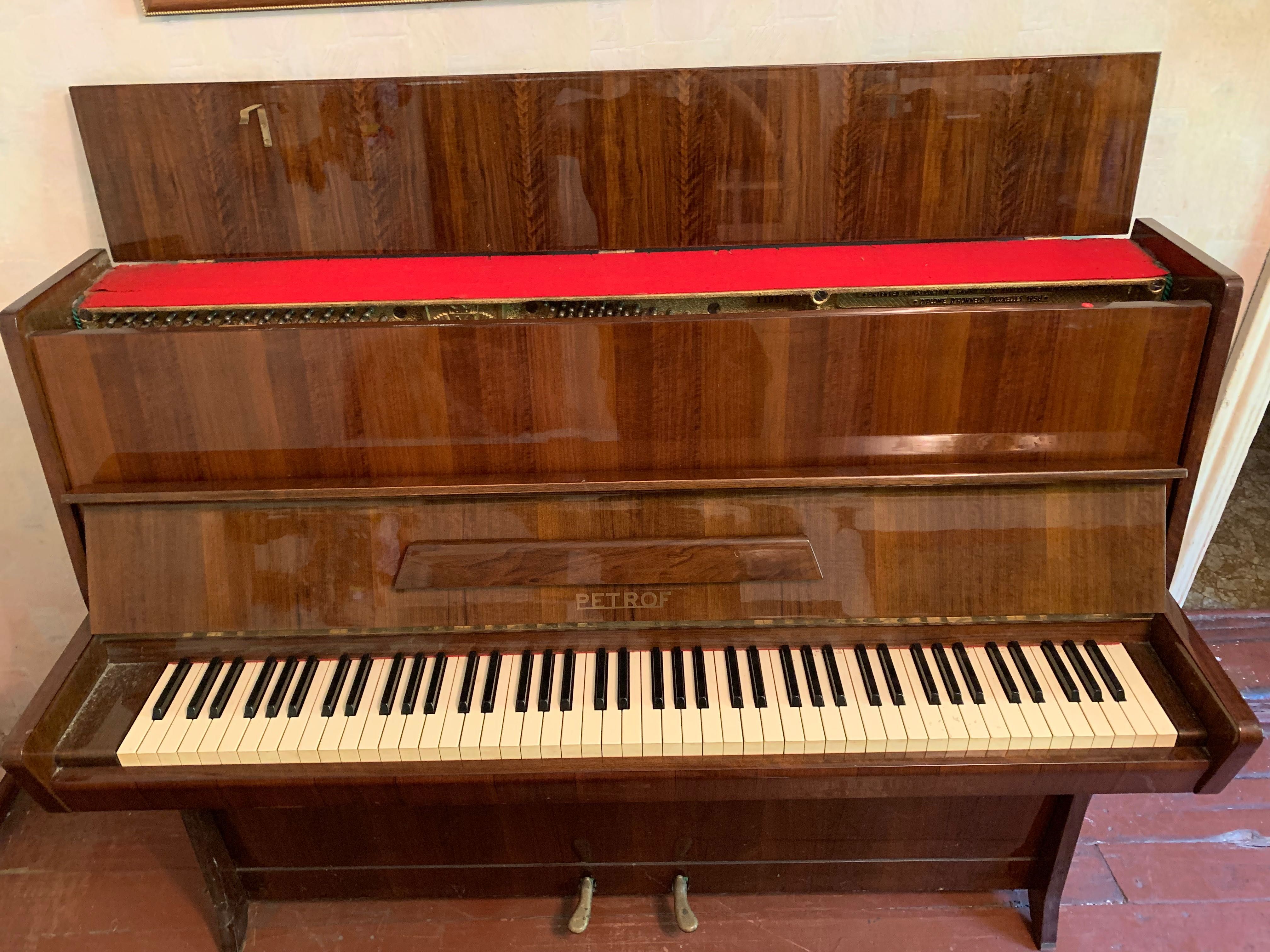 Піаніно Petrof 114