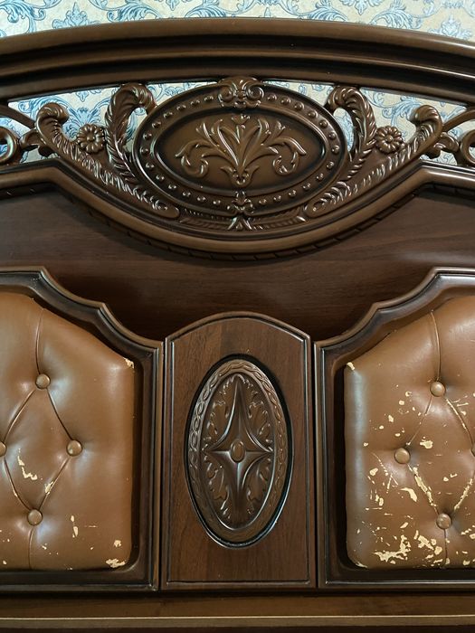 Ліжко з різьбленим узголівʼям