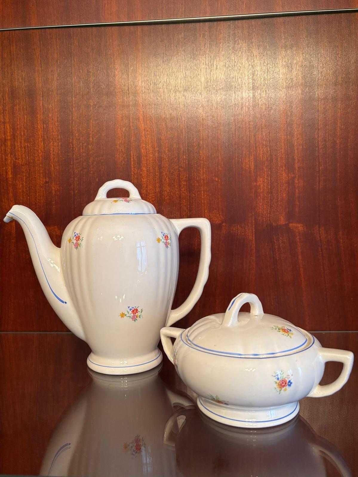 Púcaro e bule antigos com padrão floral