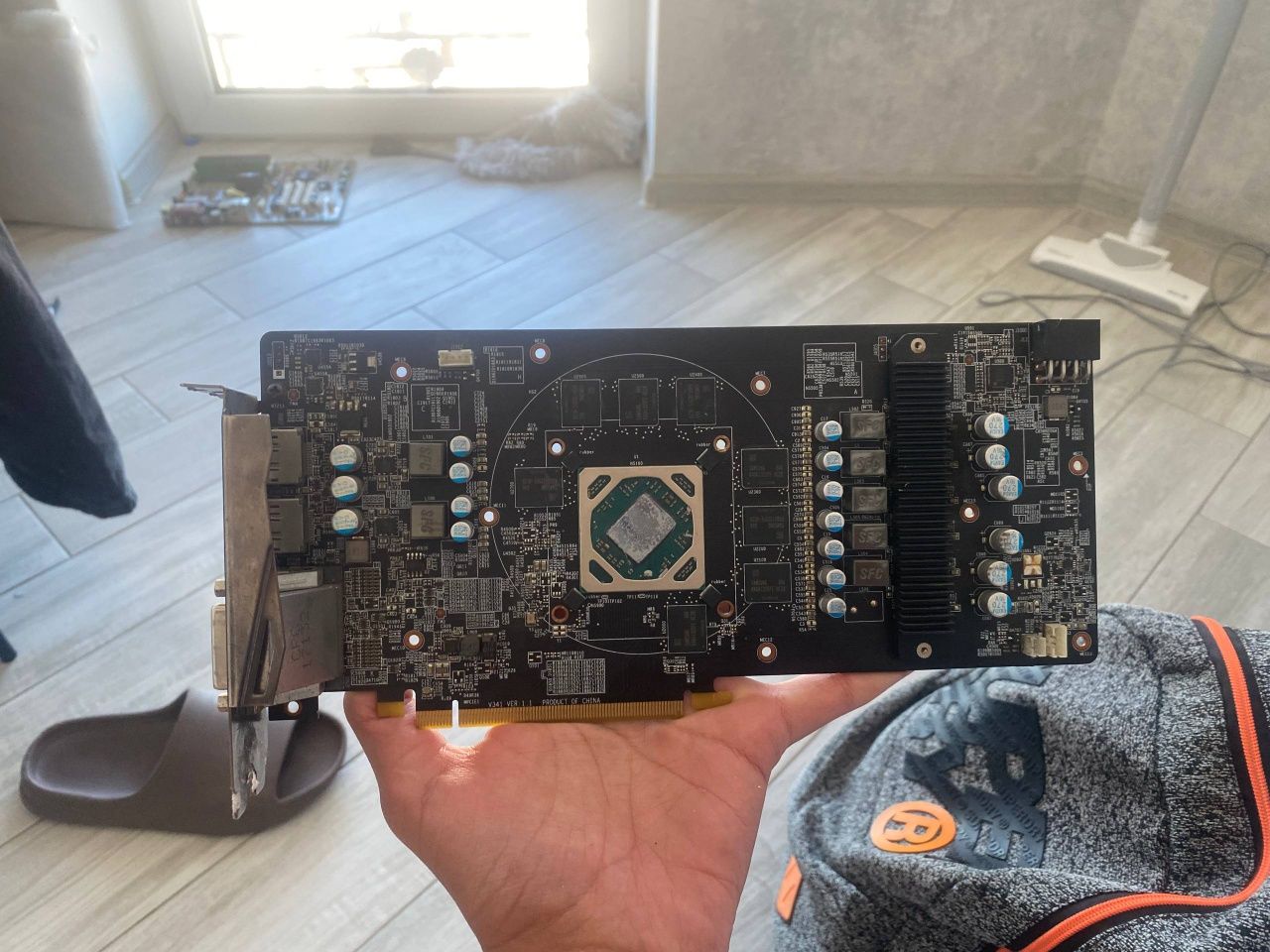 Продам нерабочую видеокарту RX580(8GB)