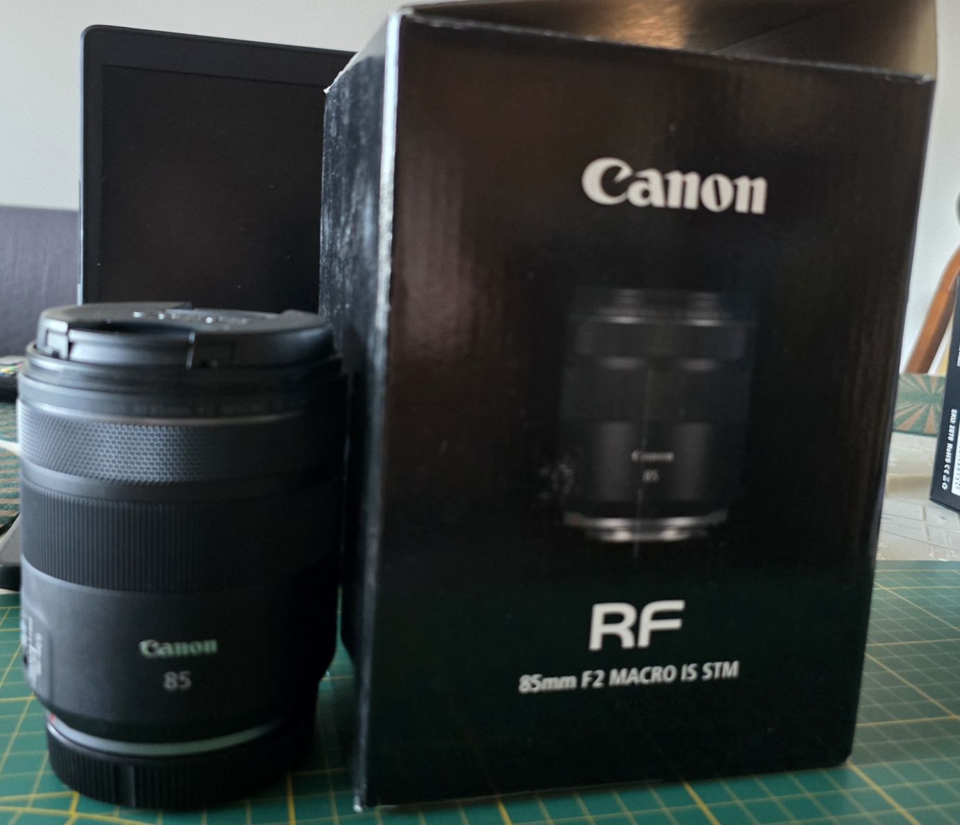 Obiektyw canon rf 85mm f2 macro plus osłona przeciw słoneczna