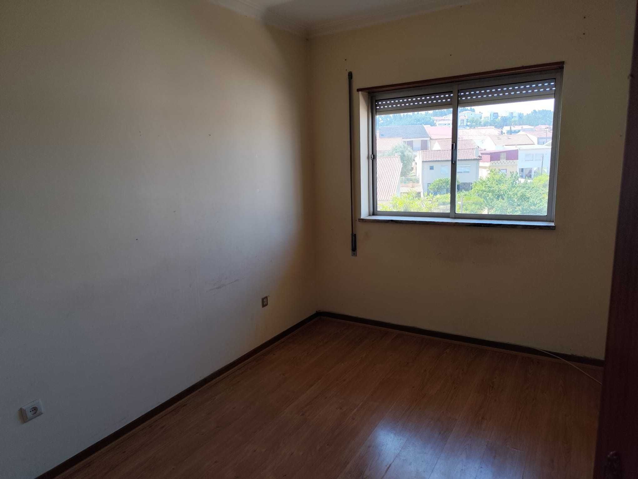 Arrenda-se quarto a Estudantes em S. Martinho do Bispo.