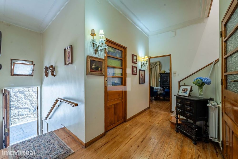 Moradia 3 frentes, na Rua Soares dos Reis, zona Prime de Gaia.