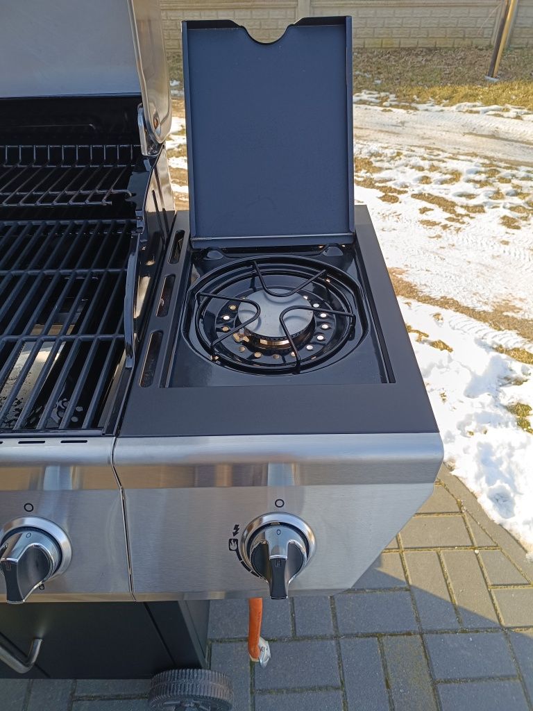 Grill gazowy firmy NEXGRIL 4 plus jeden boczny