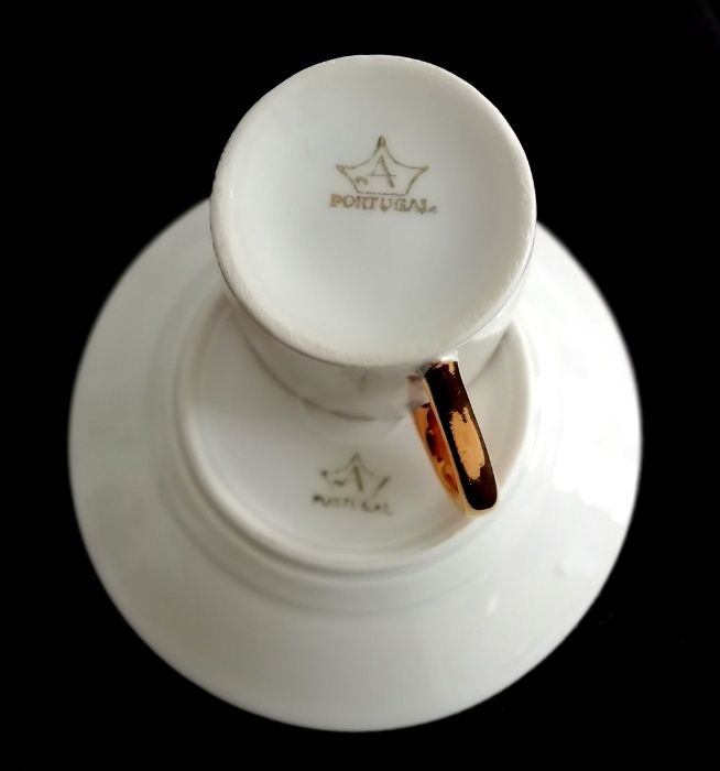 Chávena de café e pires, em porcelana da extinta fábrica Artibus.