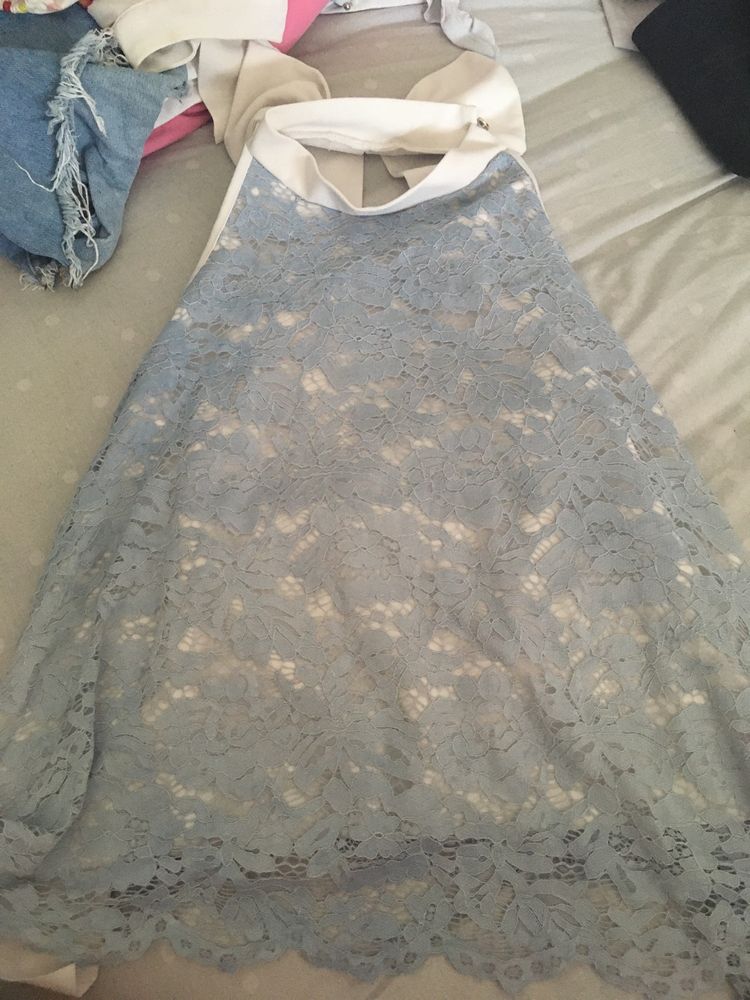 Camisa rendada aberta nas costas com laço
