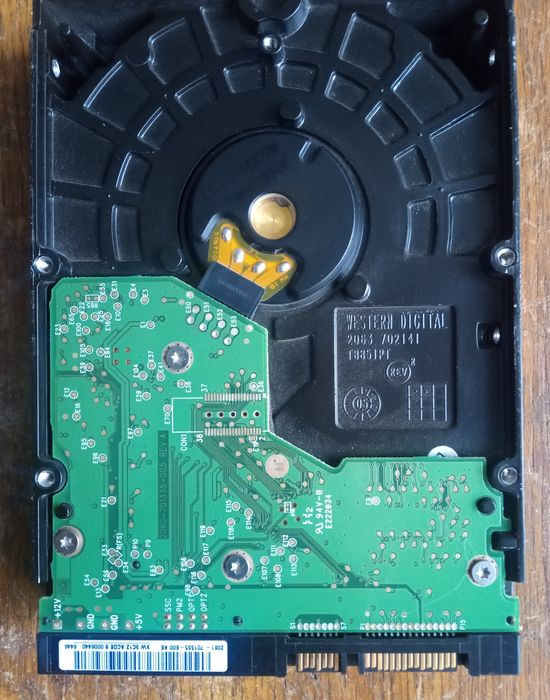 Жорсткий диск 80 gb. Має два потужних магніти.