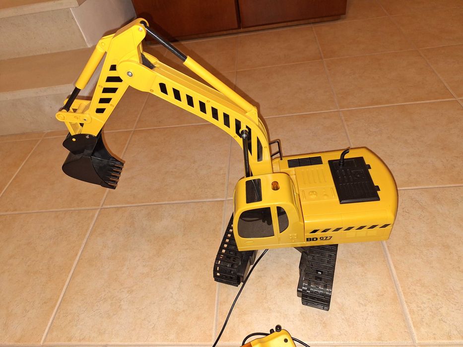 Brinquedo grua com comando