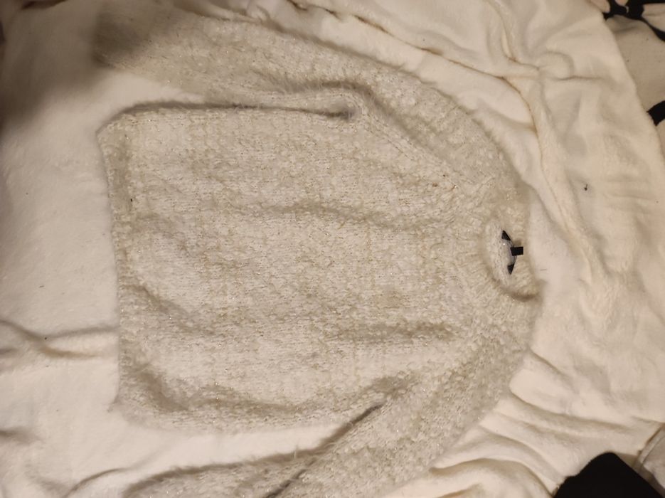 Biały sweterek ze złotą nitką