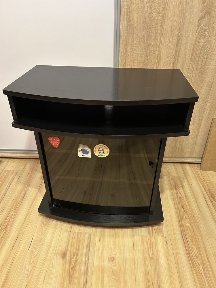 Czarny stolik pod telewizor