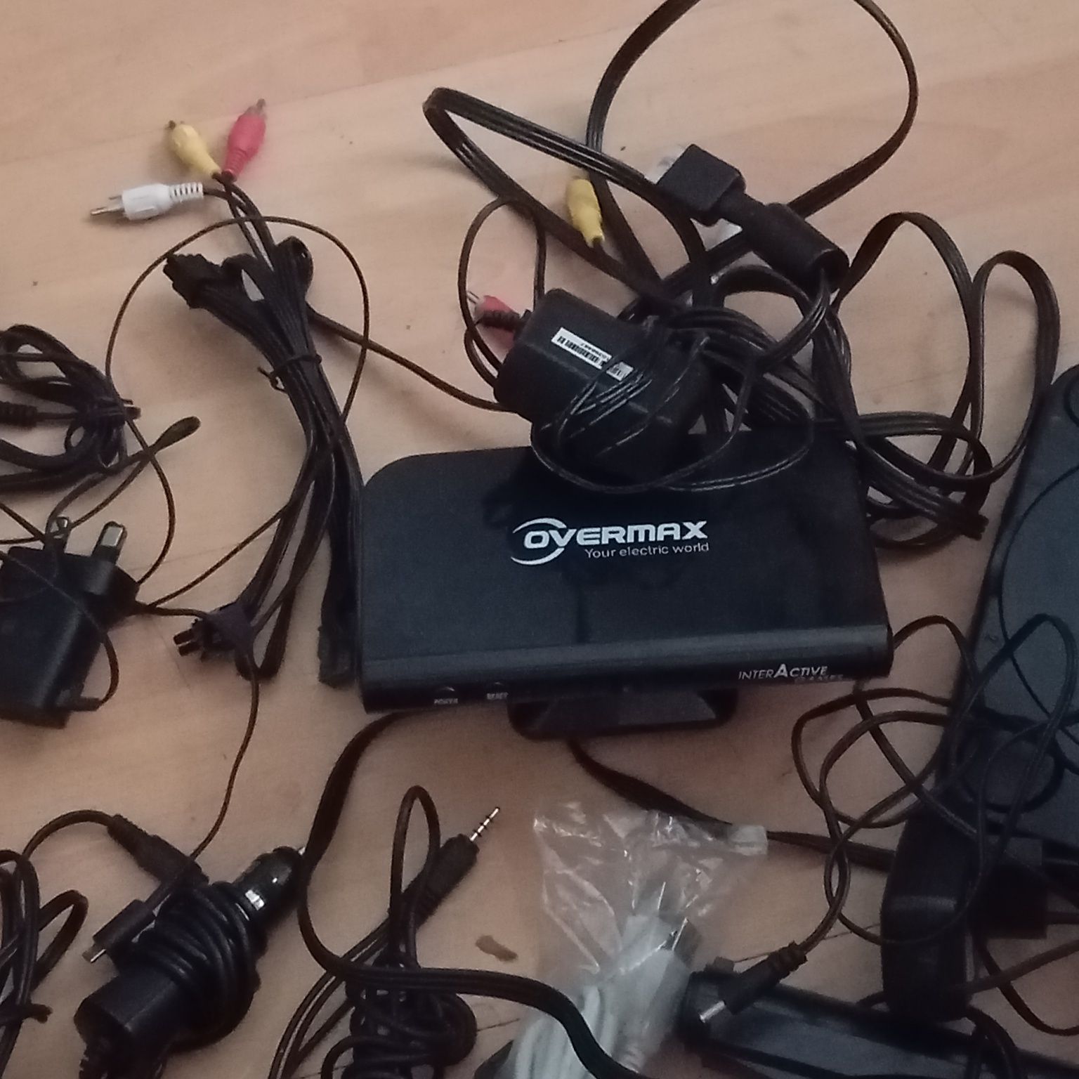 Graty elektryczne zasilacze konsole kable itp