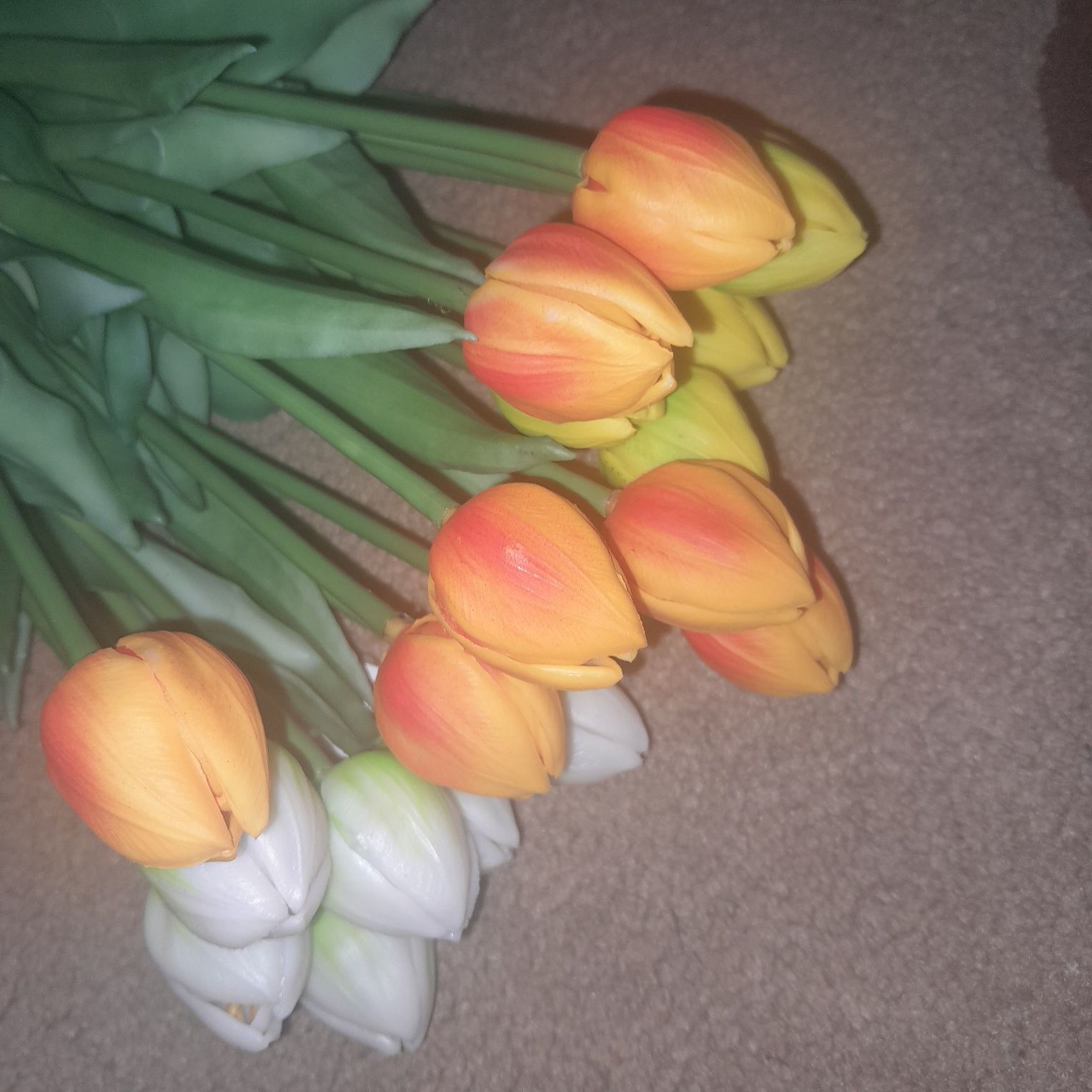 Tulipany gumowe wyglądające jak żywe.