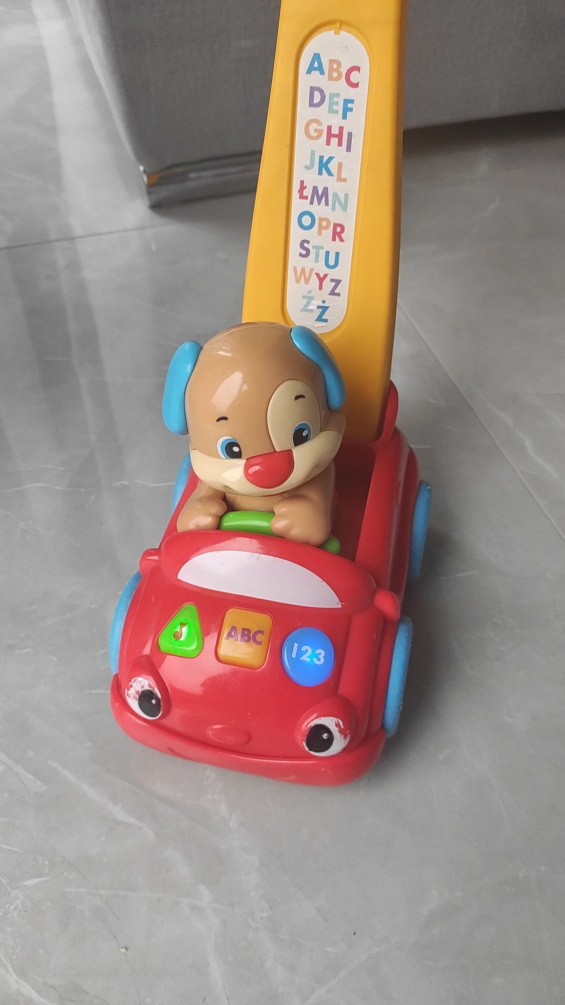 Grające autko Szczeniaczka Fisher Price uczy liczb liter itd.