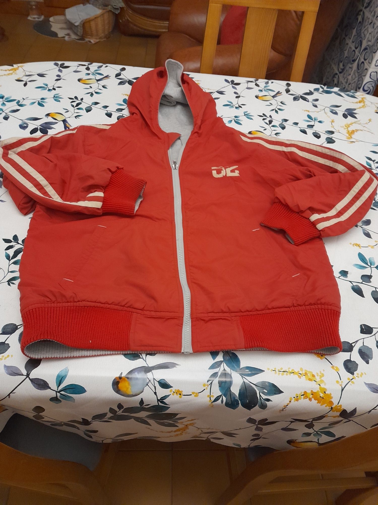Blusão reversível vermelho e cinza com carapuço (Tam L/XL)