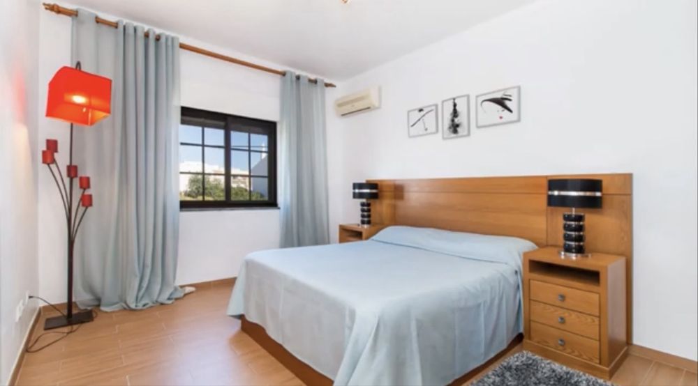 Quarto Tunes com casa se banho compartilhada.