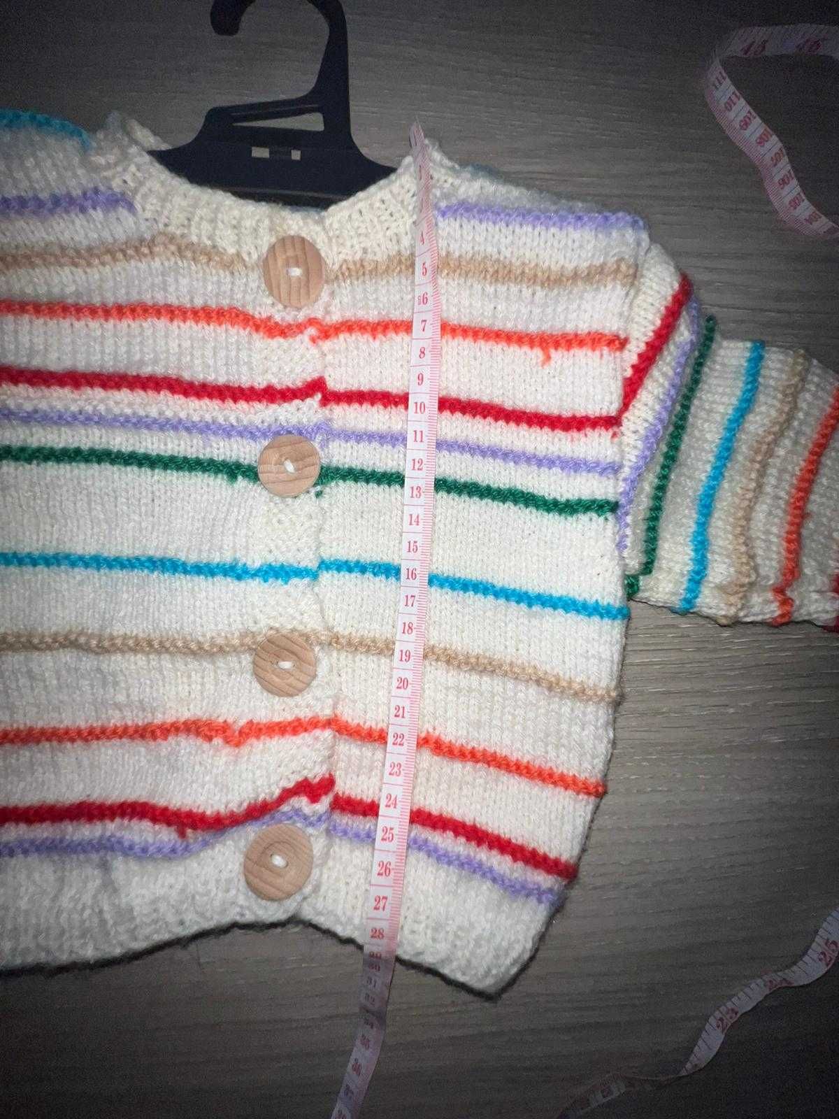 dziecięcy sweterek w tęczowe paski
