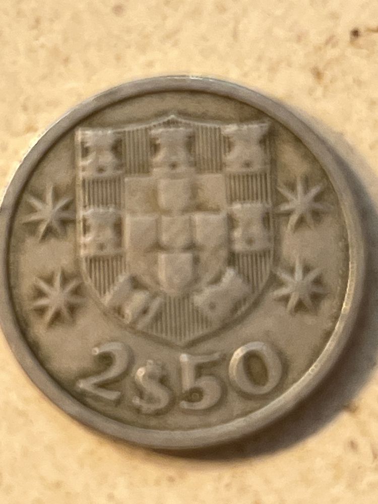 Moeda  antiga de 2 escudos e 50 centavos