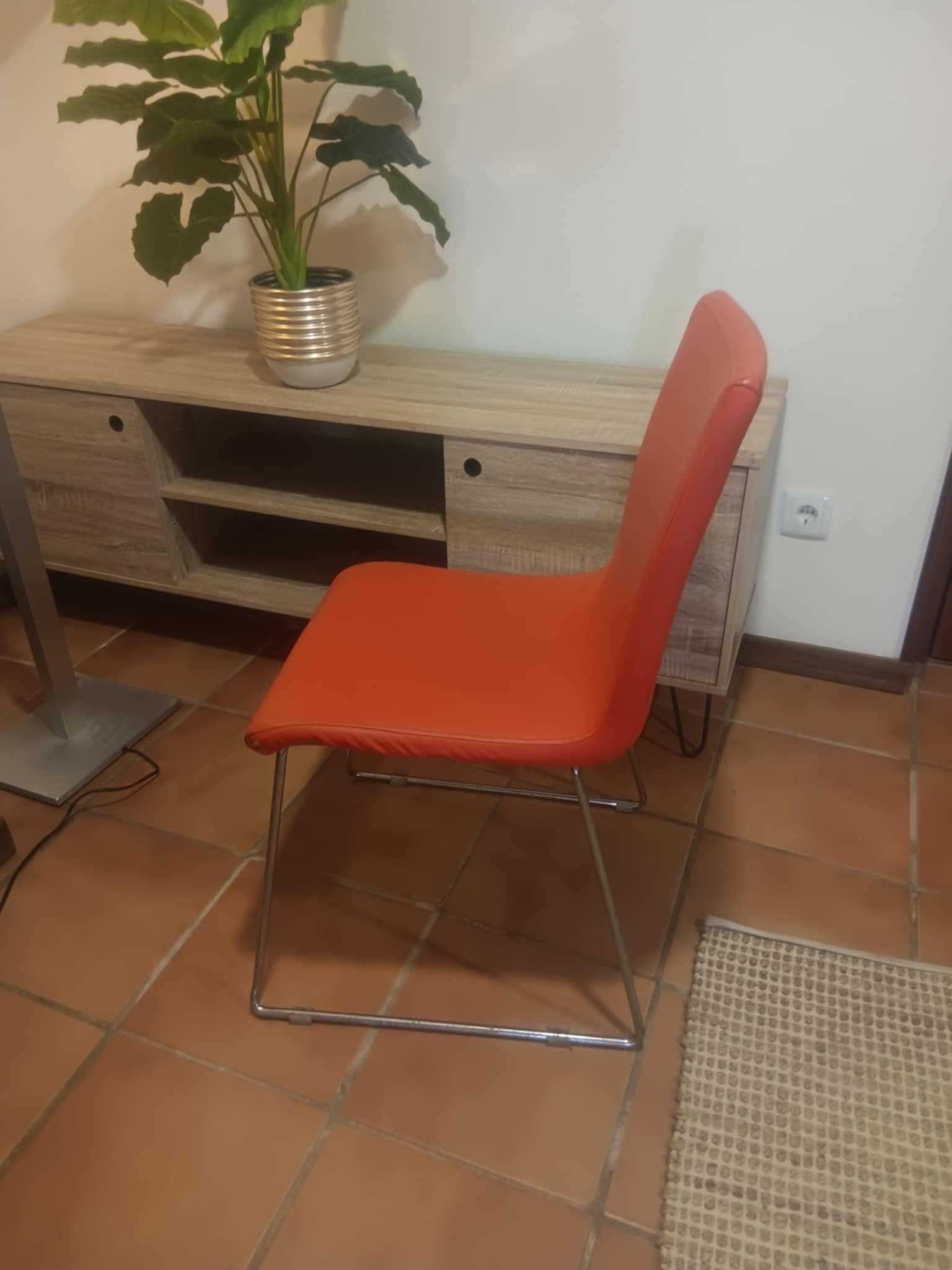 Três Cadeiras de Cozinha Iguais
