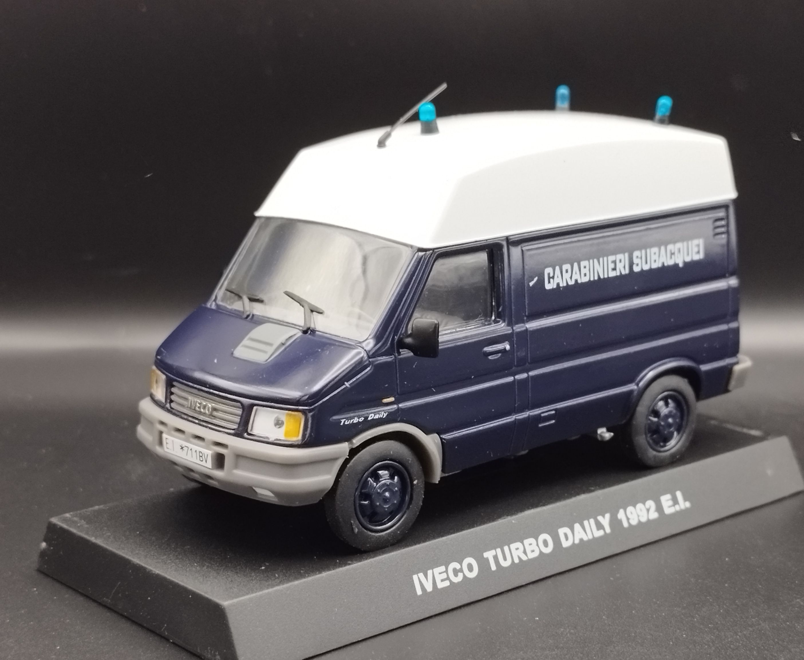 1:43 Atlas 1992 Iveco Turbo Daily Carabineri model nowy