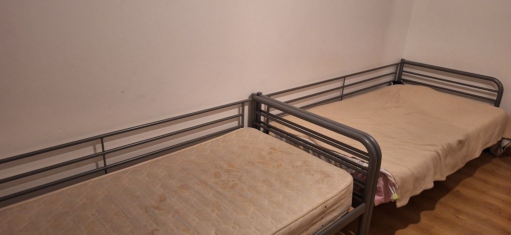 2 camas de solteiro com estrado e colchão