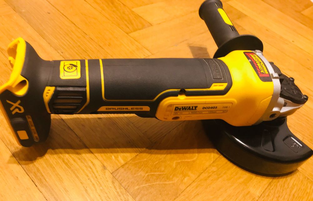 Акумуляторна болгарка Dewalt DCG 405 і комплект кругів 82 шт.