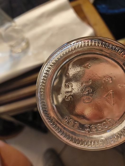 Dwie ozdobne karafki