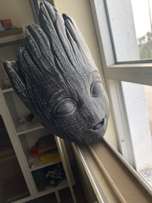 Baby groot, arrumador de secretaria