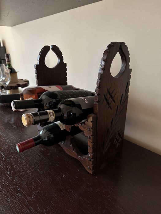 Śliczny ozdobny drewniany stojak na 6 butelek win