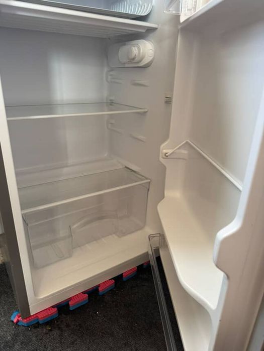 Продам невеликий холодильник з морозилкою