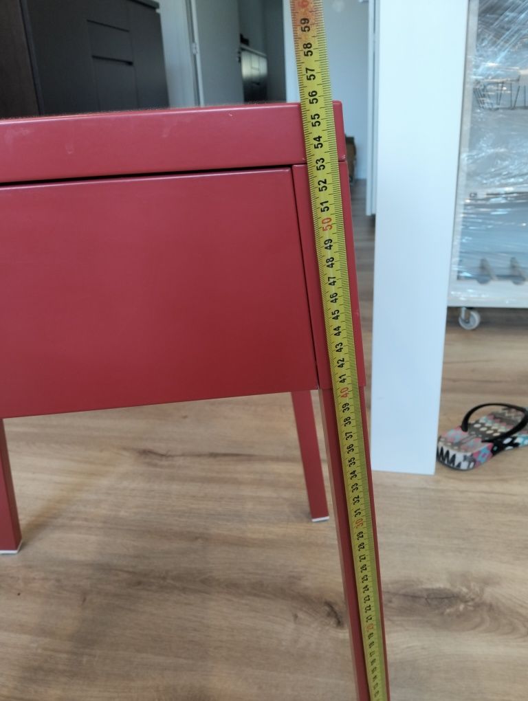 Pequena mesa vermelha