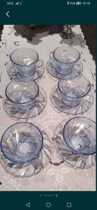Chávenas pirex azul + outras peças. 
Tacinha de vidro antigo di