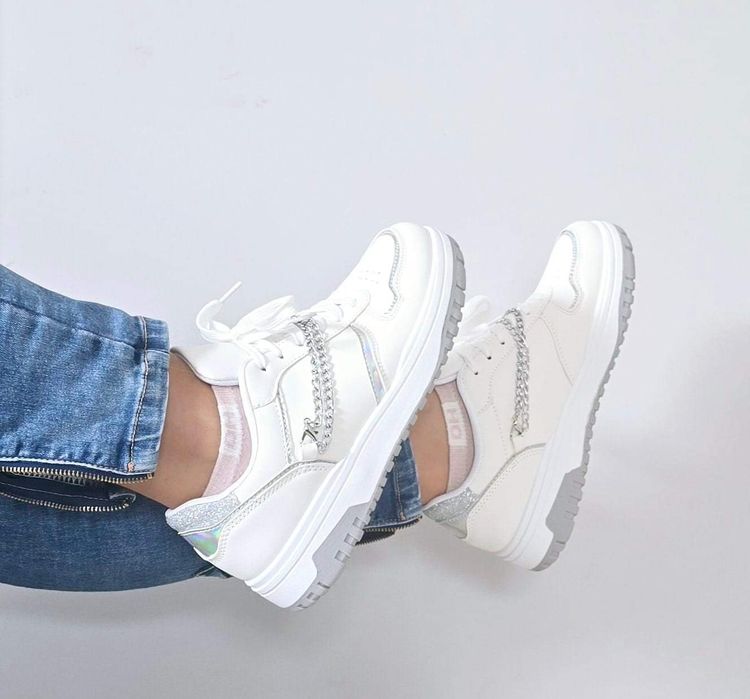 Stylowe Białe buty damskie sneakersy z łańcuszkiem.