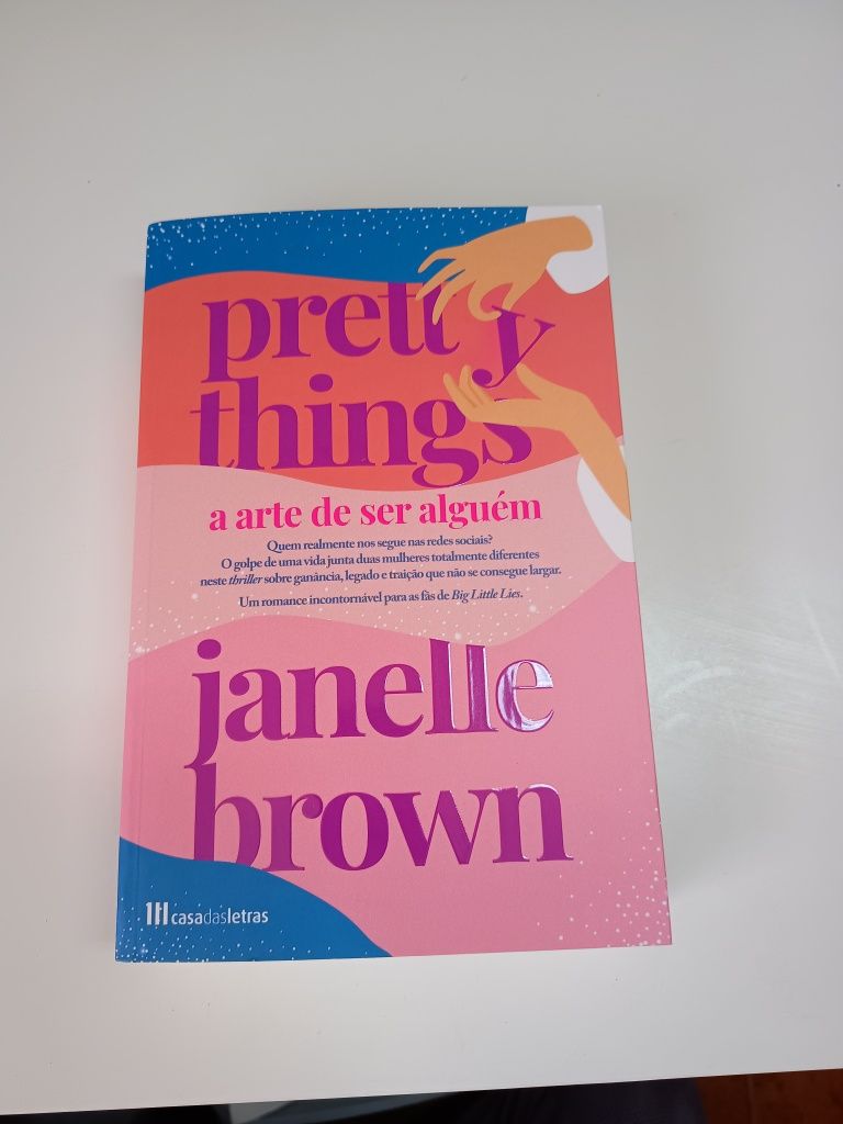 Pretty Things-Janelle Brown Com PORTES Como NOVO