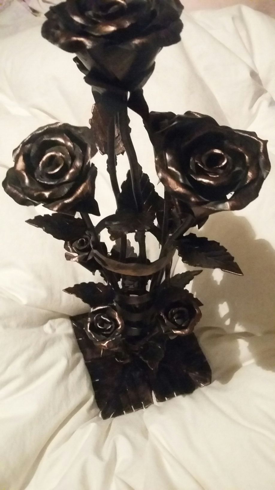 Металева підставка з трояндами