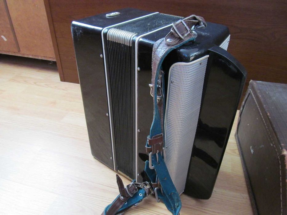 Stary Akordeon guzikowy,grający