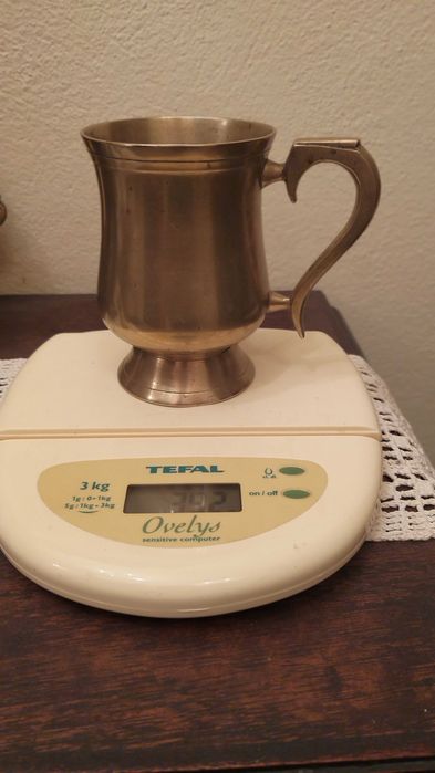 caneca em bronze muito antiga