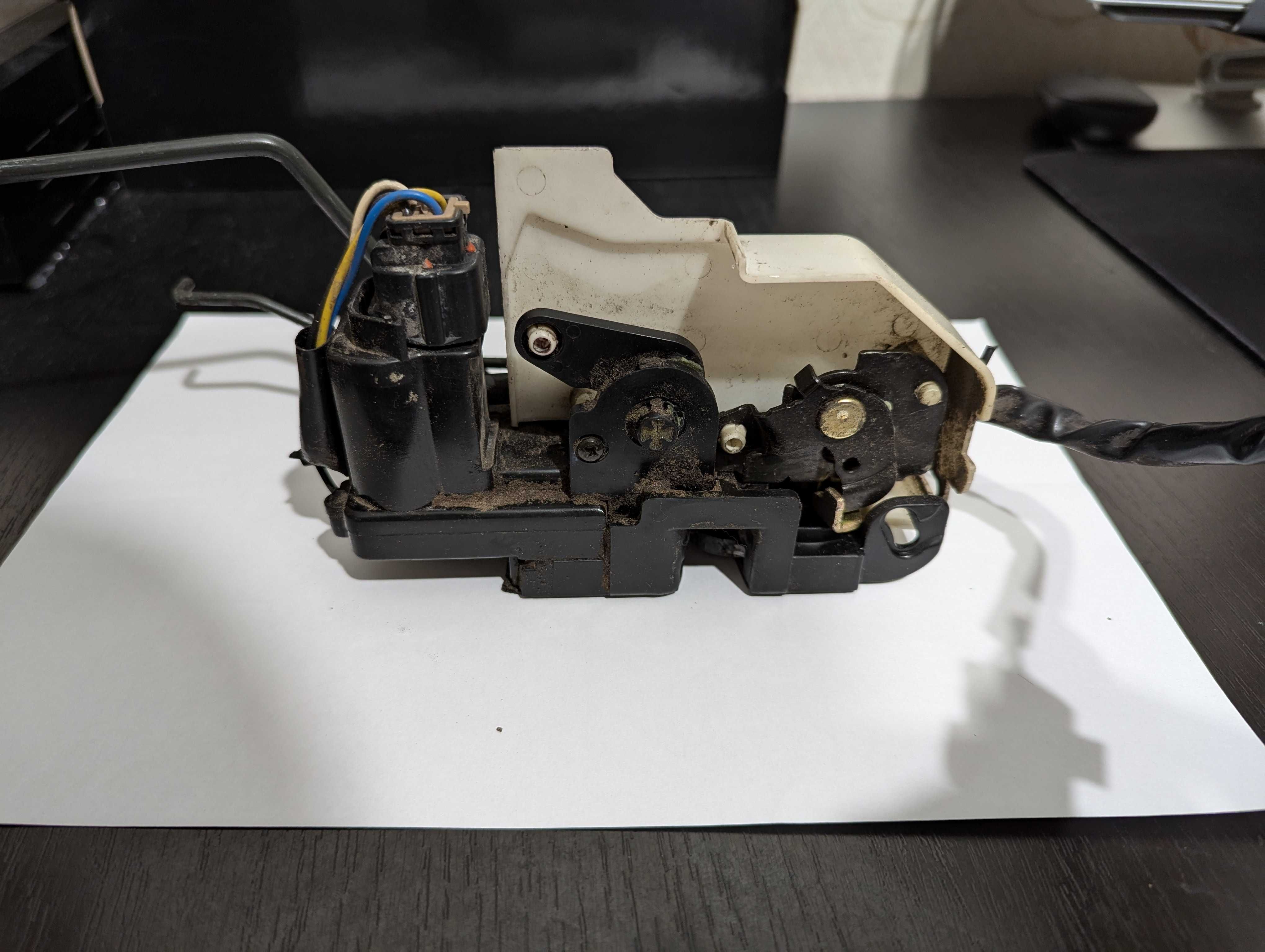 Замок дверей передній правий Hyundai Getz, б/в. Є нюанс.
