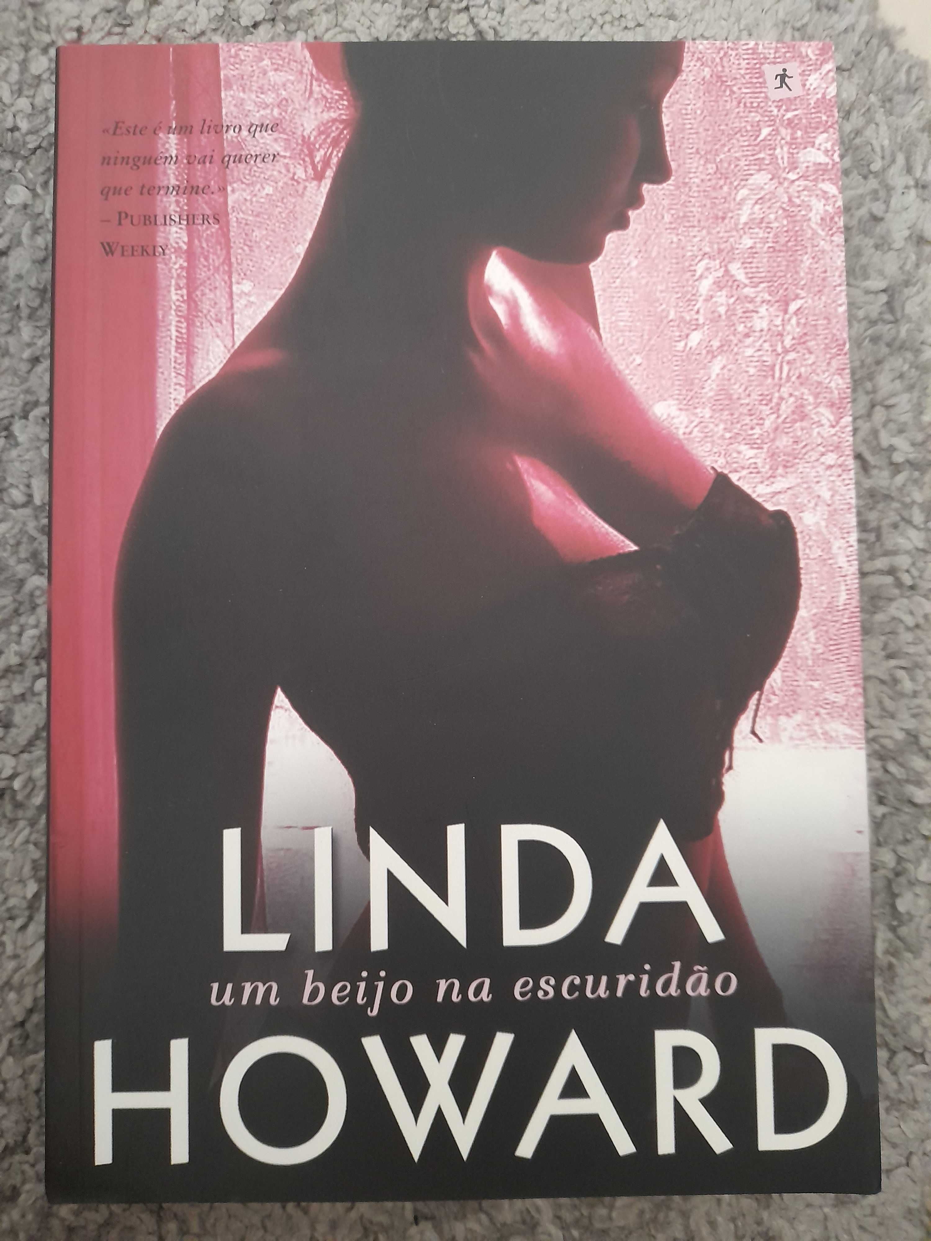 Livro "Um Beijo na escuridão" de Linda Howard