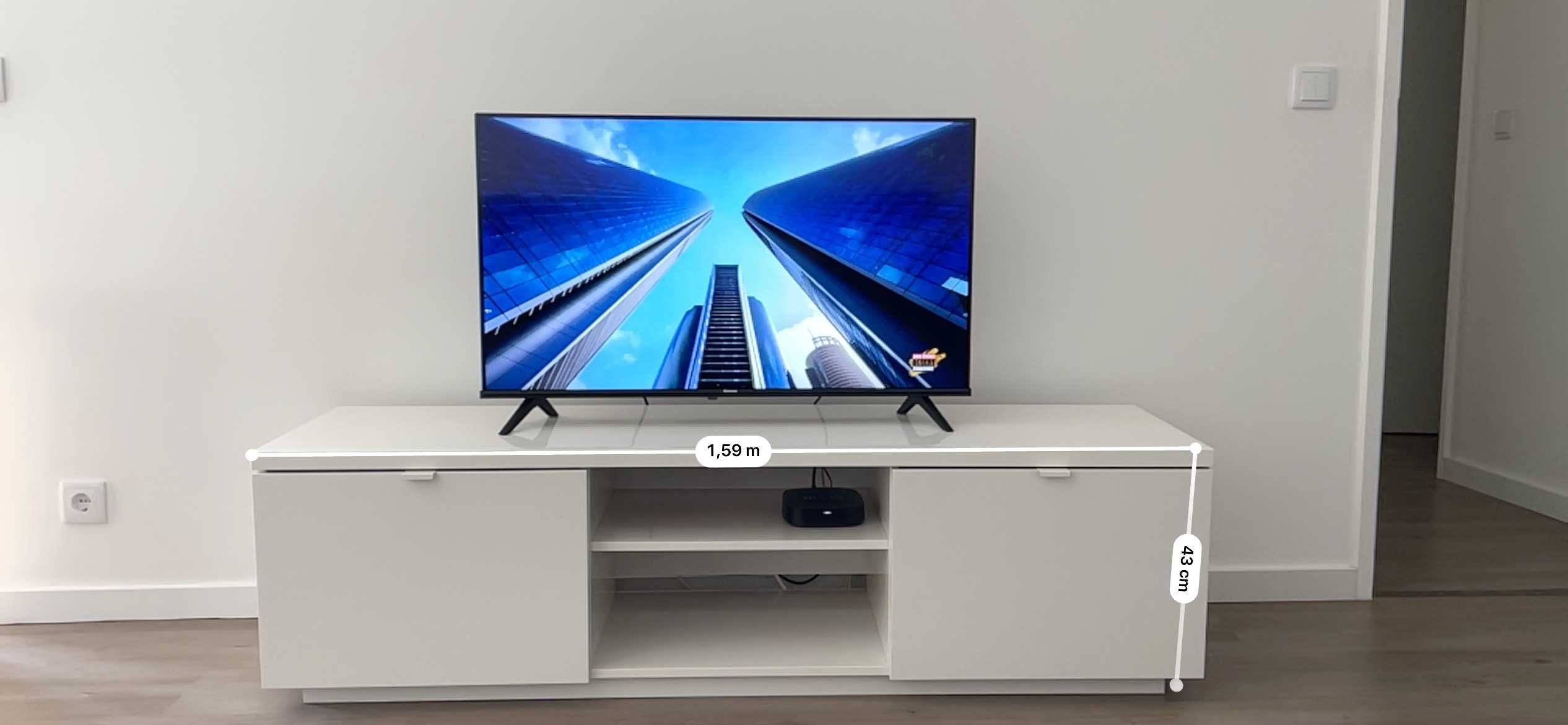 Smart TV Hisense com Movel incluido