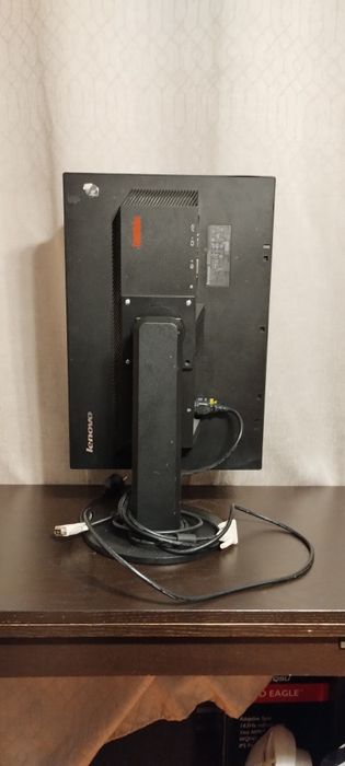 OKAZJA Bardzo funkcjonalny Monitor LENOVO z kablami