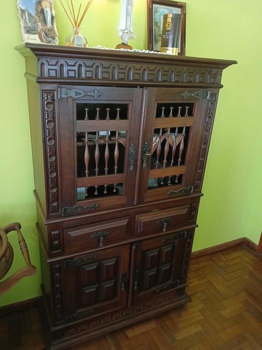 Armário em Madeira Maciça com Entalhes e Puxadores em Metal