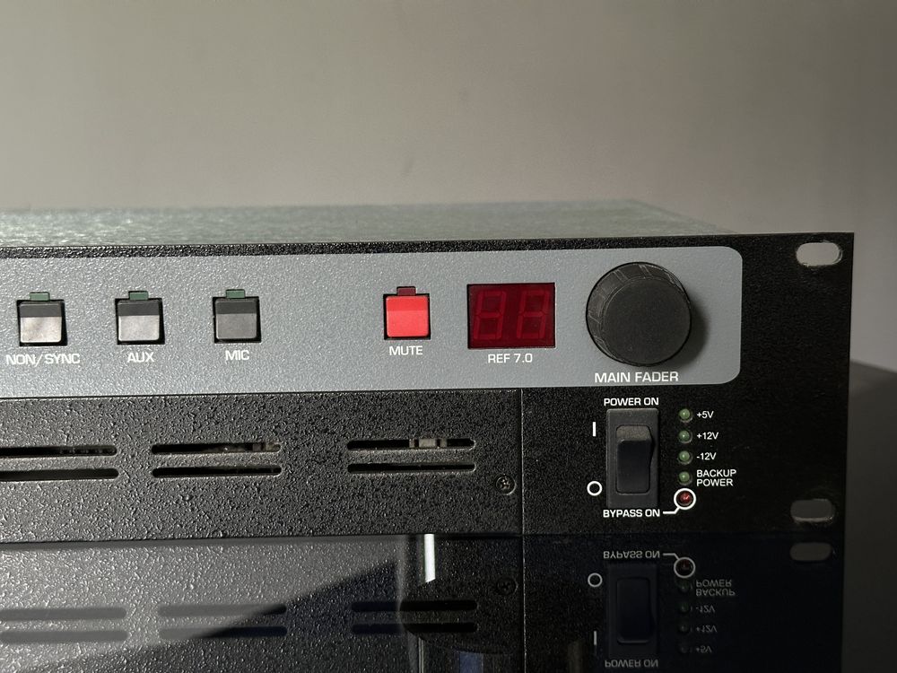 QSC USL JSD-80D Cyfrowy i analogowy procesor kinowy