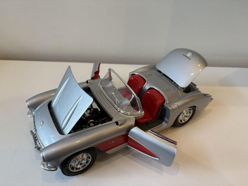 Model Chevrolet Corvette 1:18 BBurago Burago (maisto welly)