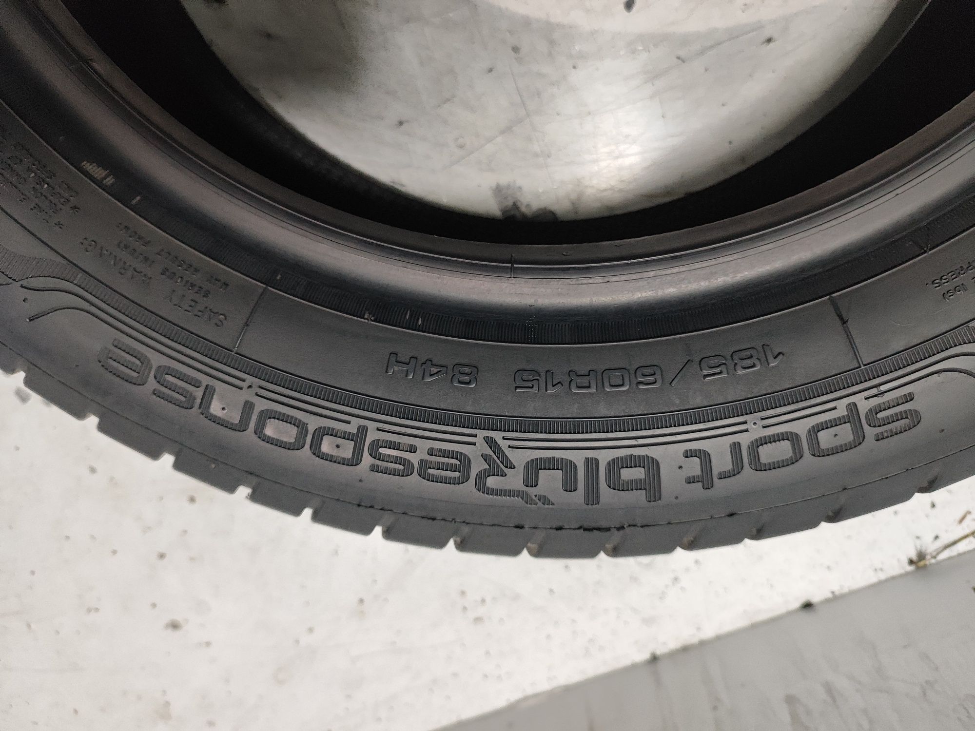 2 pneus semi novos Dunlop 185/60R15 84H Oferta dos Portes