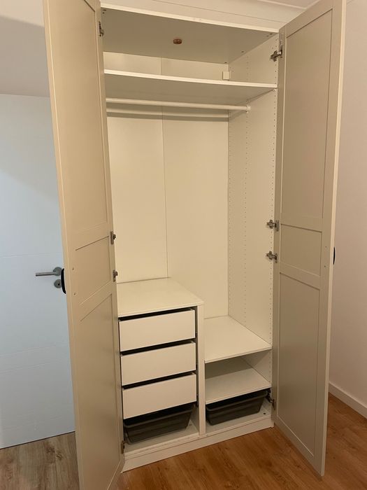 Roupeiro Ikea Pax com três gavetas e duas sapateiras.