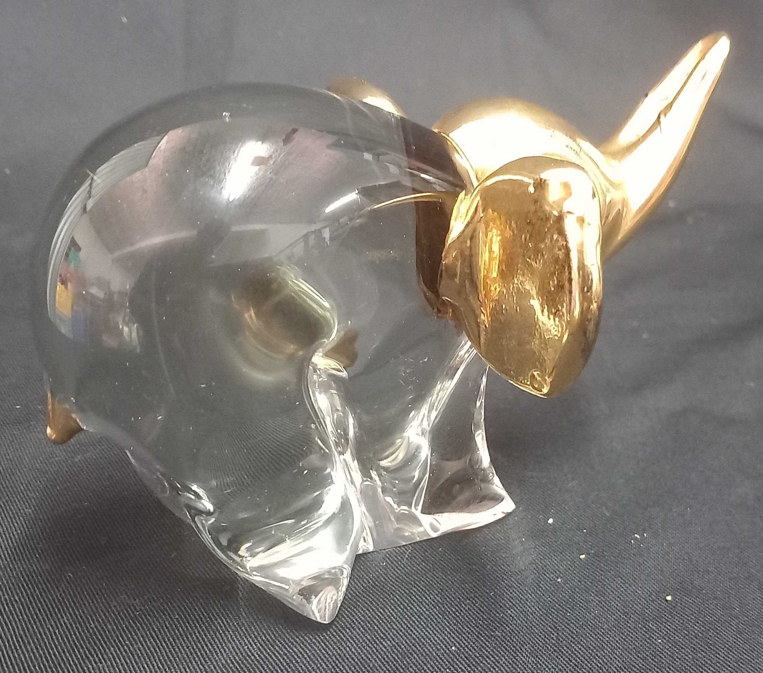 Estatueta de elefante em vidro transparente com detalhes em dourado.