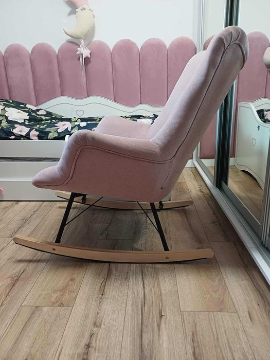 Elegancki fotel bujany duży pudrowy róż